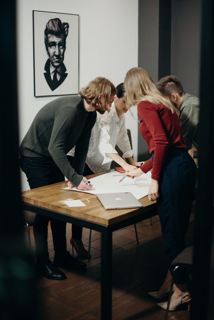 Photo de groupe travaillant sur un projet à propos du site vitrine d'un client.